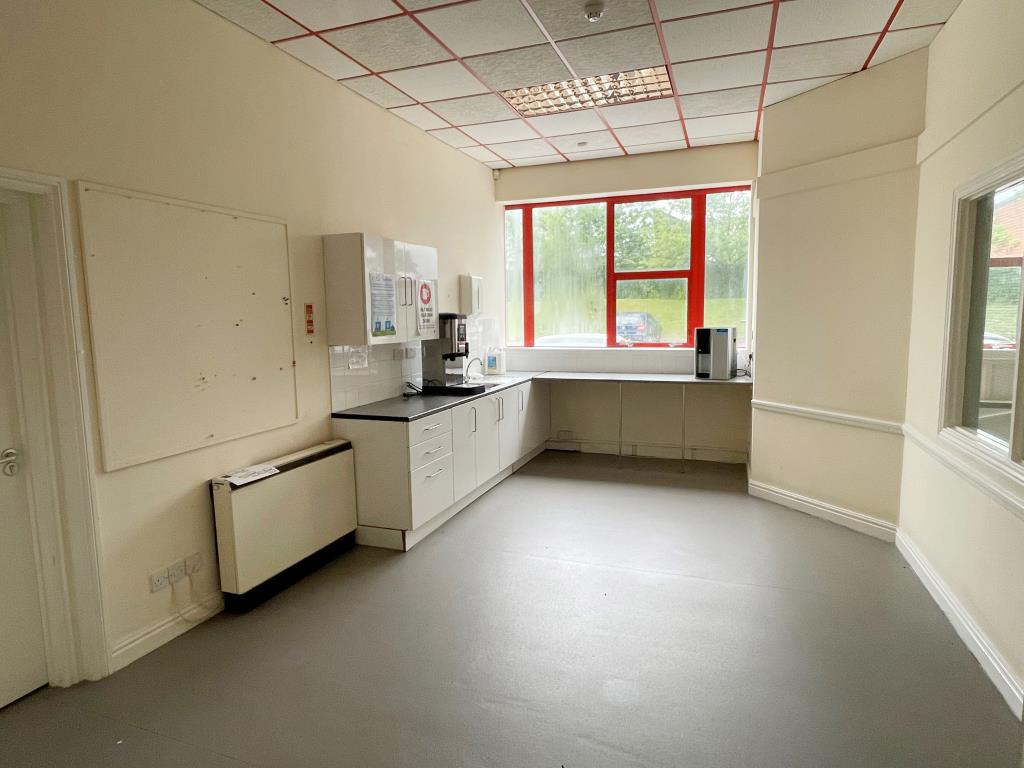 Lot: 68 - SUBSTANTIAL OFFICE PREMISES ON POPULAR BUSINESS PARK -